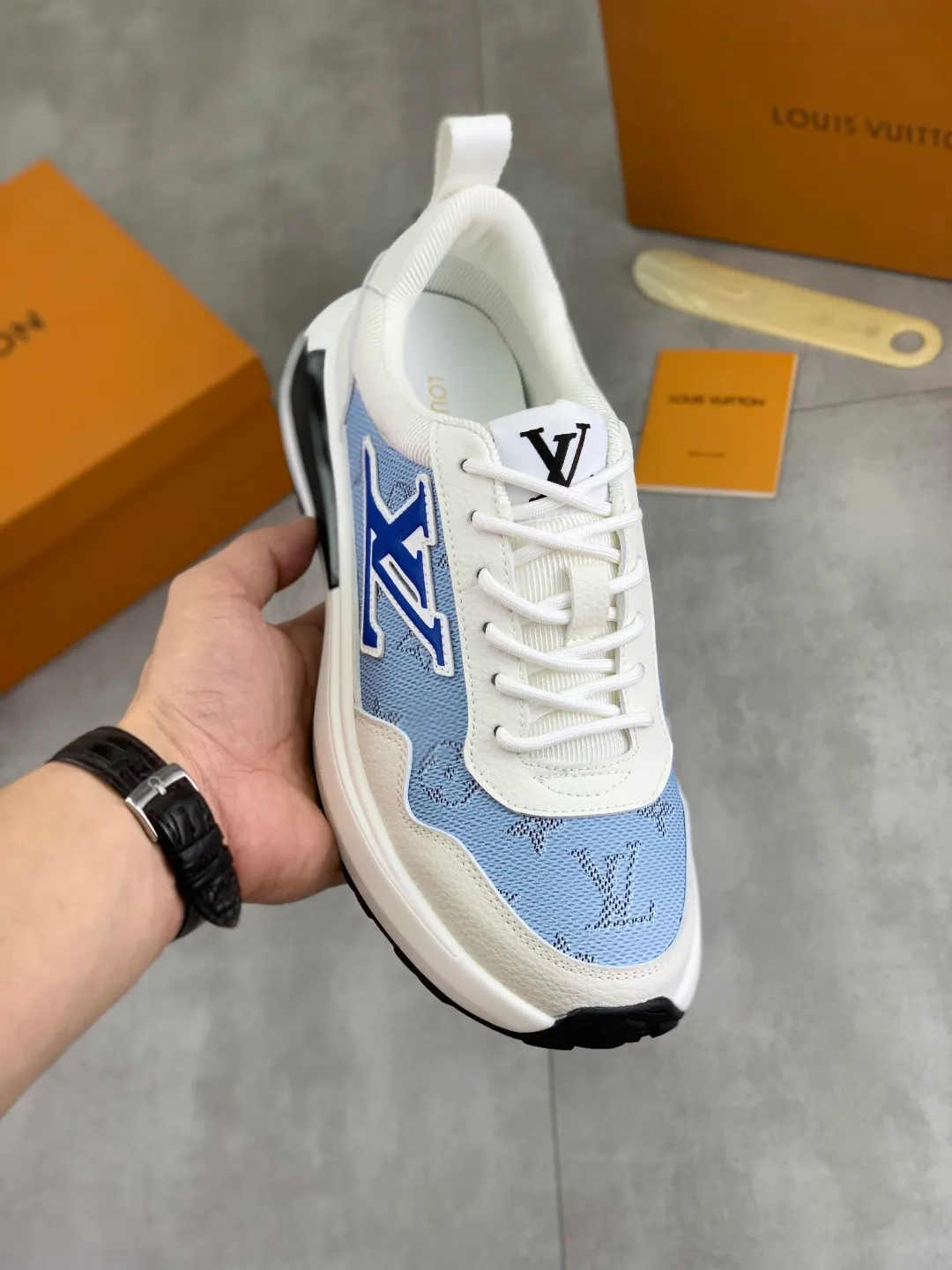 Men's shoes 💰P460 💰 [New model] 🆘 The latest model from LV official website 🎁 Casual and fashionable men's shoes 👟 Hot style 💥 Simple and elegant style, exclusive for trendy men. Unique latest brand elements from the official website 👑 Original decoration, fashionable and generous, the fabric is made of original calfskin ➕ Comfortable and breathable mesh lining ➕ Pigskin lining ✅The official website specifies wear-resistant casual outsole, the classic model is taken in real life🎬Color: 3️⃣colors available😍Number of codes: 38-44 (45 46 customized)